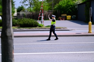 Policjantka zatrzymująca auto.