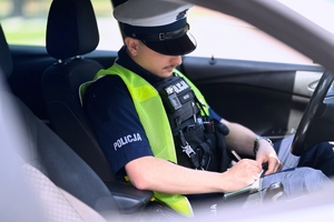 Policjanci kontrolujący pojazd.