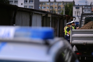 Policjanci kontrolujący pojazd.
