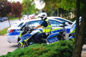 Policjant na motocyklu.