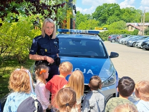 Dzieci z policjantką.