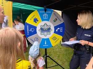 Policjantka na stoisku komendy.