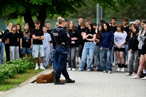 Policjantka na spotkaniu z uczniami.