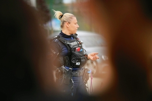 Policjantka na spotkaniu.