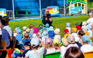 Policjantka czytająca dzieciom.