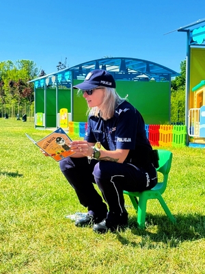 Policjantka czytająca dzieciom.