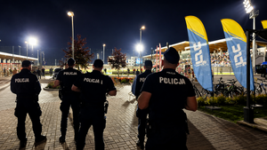 Policjanci w rejonie stadionu miejskiego w patrolu pieszym.