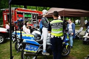 Dzieci na pikniku miejskim wraz z policjantami.