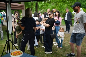 Dzieci na pikniku miejskim wraz z policjantami.