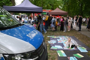 Dzieci na pikniku miejskim wraz z policjantami.