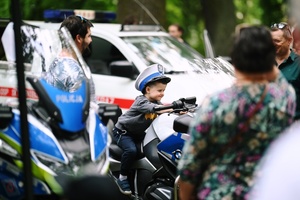 Dzieci na pikniku miejskim wraz z policjantami.