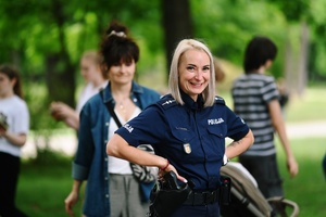 Policjantka na pikniku.