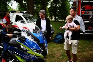 Dzieci na pikniku miejskim wraz z policjantami.