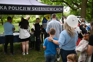 Dzieci na pikniku miejskim wraz z policjantami.