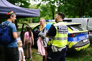 Dzieci na pikniku miejskim wraz z policjantami.