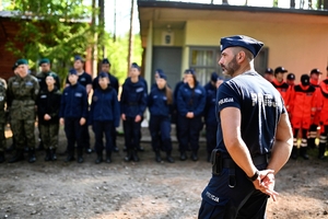 Policjant wraz z młodzieżą.