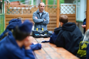 Technik kryminalistyczny wraz z młodzieżą.