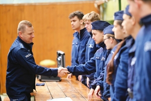 Policjant wraz z młodzieżą.