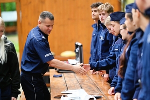 Policjant wraz z młodzieżą.
