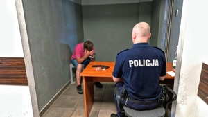 Policjanci w trakcie doprowadzenia mężczyzny.