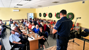 Policjant na spotkaniu z seniorami.