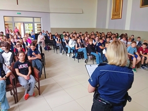 Policjantka podczas spotkania z uczniami.