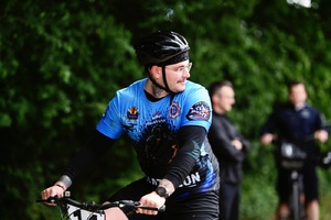 Policjanci podczas zmagań sportowych.