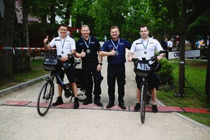 Policjanci wraz z komendantami.