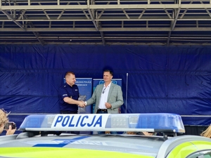 Komendant Miejski Policji z Prezydentem Skierniewic na scenie.