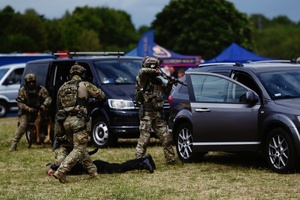 Pokaz funkcjonariuszy Samodzielnego Pododdziału Kontrterrorystycznego Policji w Łodzi.