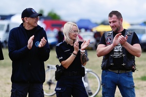 Uczestnicy pikniku wraz z policjantką.