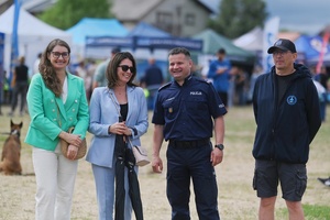 Uczestnicy pikniku wraz z I Zastępcą Komendanta Miejskiego Policji w Skierniewicach.
