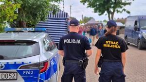 Policjant i strażnik miejski.