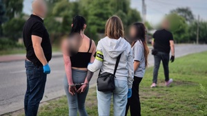Policjanci z zatrzymaną kobietą.