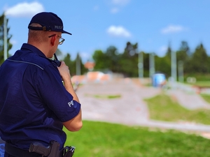 Policjant na tle skateparku.
