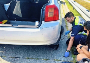 Policjant zmieniający koło.