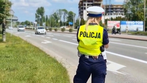 Policjantka mierząca prędkość.