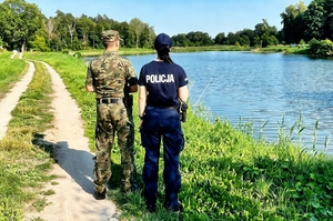 Policjantka ze Strażą Rybacką.