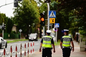 Policjanci w rejonie szkoły.