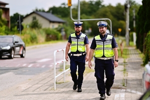 Policjanci w rejonie szkoły.