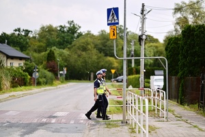 Policjanci w rejonie szkoły.