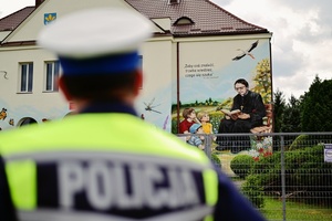 Policjanci w rejonie szkoły.