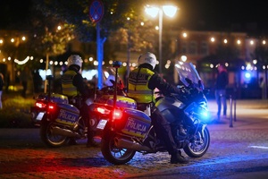 Policjanci na motocyklach.