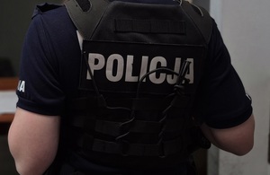 Napis policja na kamizelce taktycznej.
