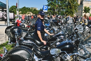 Policjantka przy motocyklu.