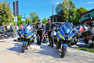 Policjanci ruchu drogowego przy motocykach.