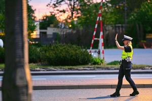 Policjantka ruchu drogowego.