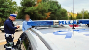 Policjant legitymujący nastolatka.
