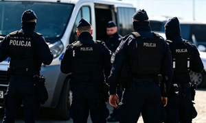 Policjanci przy radiowozie.