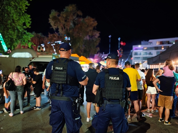 Policjanci patrolujący ulicę.